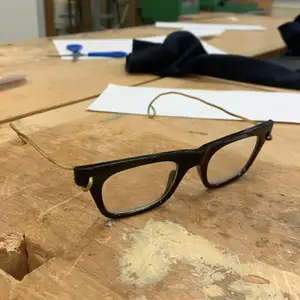 En av de Sveriges kändaste träslöjdslärare gav ut ett par glasögon av hans dyraste samling.                               Budning gäller 