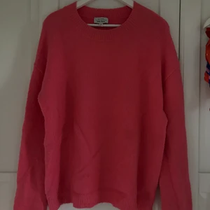 Tjocktröja  - En jättesöt rosa stickad tröja ifrån other stories. Värmer bra och sitter löst på kroppen💕