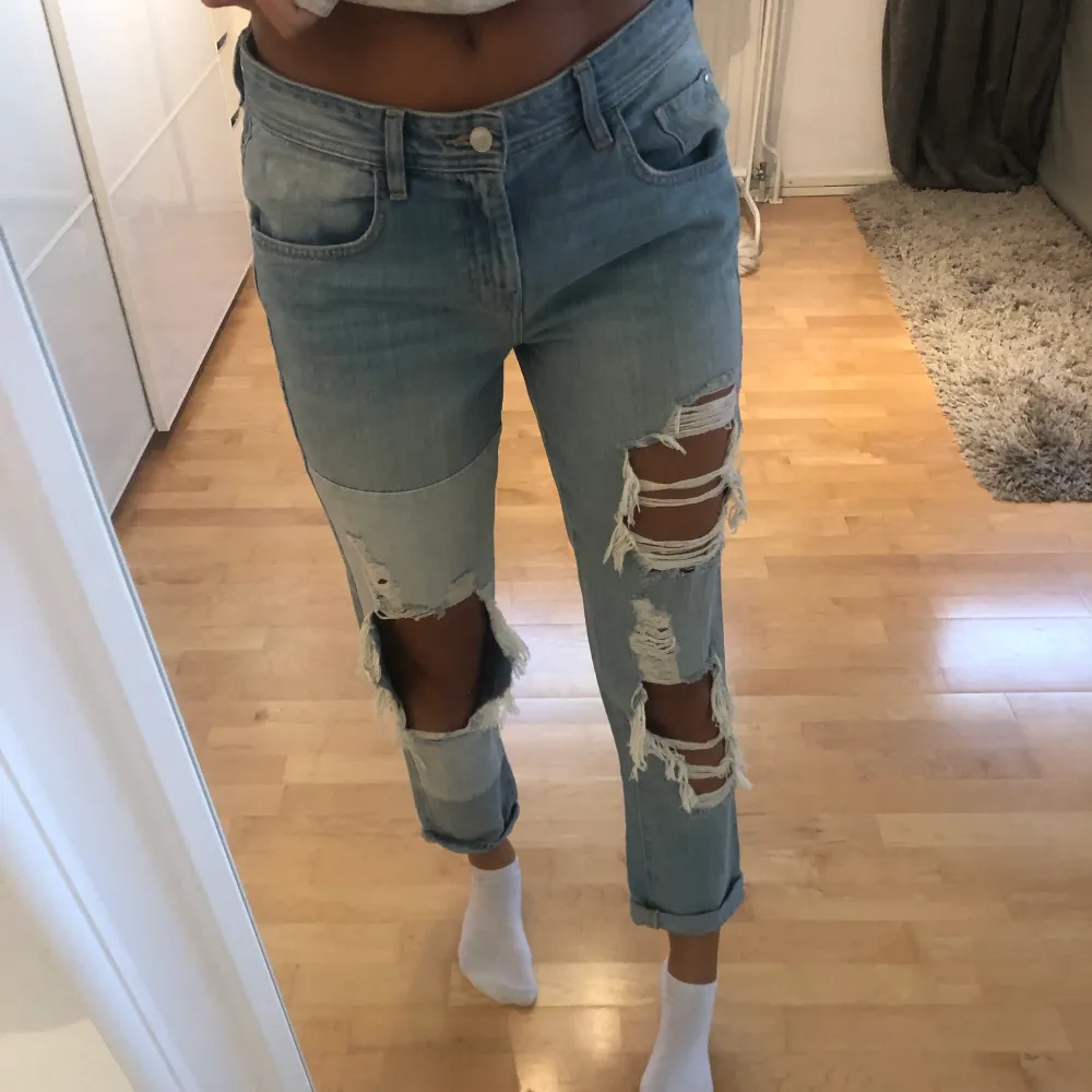 Jätte coola, lågmidjade jeans från Guess i ”boy fit”, inköpta för 900 kr, knappt använda😄 jag är 174 (S/M/36/38) för jämförelse, säljer pga ej min stil längre, hör av er för fler bilder/frågor, kram!!. Farkut & Housut.