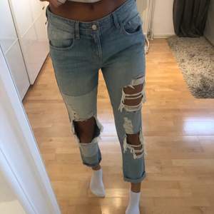 Jätte coola, lågmidjade jeans från Guess i ”boy fit”, inköpta för 900 kr, knappt använda😄 jag är 174 (S/M/36/38) för jämförelse, säljer pga ej min stil längre, hör av er för fler bilder/frågor, kram!!
