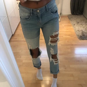Guess jeans - Jätte coola, lågmidjade jeans från Guess i ”boy fit”, inköpta för 900 kr, knappt använda😄 jag är 174 (S/M/36/38) för jämförelse, säljer pga ej min stil längre, hör av er för fler bilder/frågor, kram!!