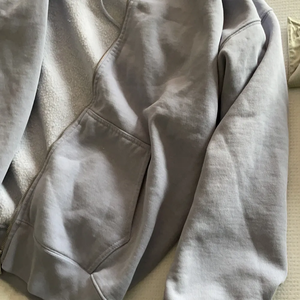 Ljusblå zip-up hoodie från brandy Melville, lapparna kvar på och aldrig använd. Sitter väldigt oversized. Köpt för 418kr. 200kr men priset kan diskuteras!. Tröjor & Koftor.