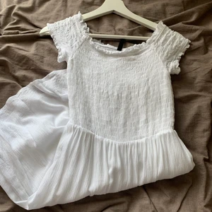 Vit klänning  - En vit jättefina klänning i nyskick, endast använd typ två ggr. Pris kan alltid diskuteras och betalning sker via swish 💓😋💕