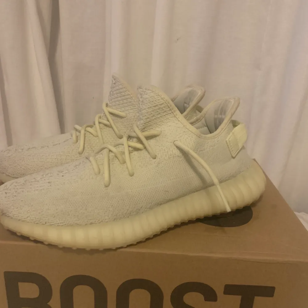 Hej Säljer dessa yeezy butters i storlek 43 1/3 pris 2000kr condition 8/10. Skor.