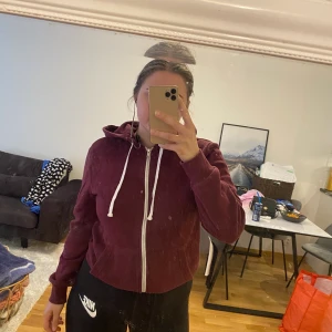 Mysig hoodie från H&M med storlek S - Den är lite stor i storleken, skulle säga att den mer är som en M 😄