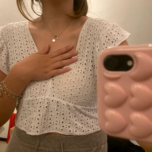 Blus från pull&bear - Vit blus med volang under brösten från pull&bear, sparsamt använd och mycket praktiskt! 