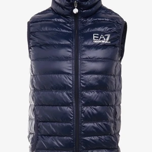 Emporio Armani väst - Kan byta också. Armani väst Storlek S passar XS. Använd ett par gånger. Pris kan diskuteras! SKRIV FÖR FLER BILDER.