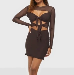 Klänning - Superfin populär klänning från Nelly som tyvärr är för liten för mig. Perfekt till både sommar och höst💕 Aldrig använd, frakt tillkommer 66 kr för spårbart