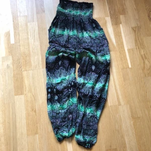 Harem / yoga byxor s/m - Mjuka och fina haremsbyxor / yogabyxor med resår i midja och fot samt sidofickor. Passar en s / m. Oanvända. 