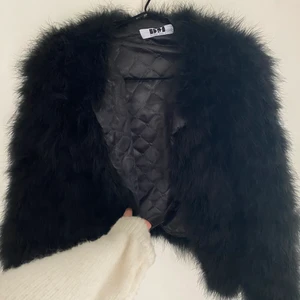 Pälsjacka  - Så fin pälsjacka från DM retro! 💕 säljer pga aldrig andvände längre!🖤 köparen står för frakten
