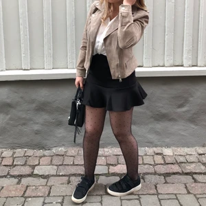 Svart volangkjol  - Säljer en svart volang kjol från Vero Moda, 50kr plus frakt💞