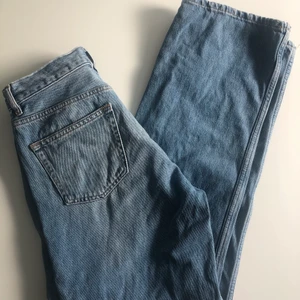 Straight off Jeans från Junkyard⚡️ - Jeansen är i nyskick, bara använda fåtal gånger!              Hund finns även i hemmet!🐶                                                          Kom privat för mer information, intresse eller frågor!   (jeansen är helt slutsåld på junkyards hemsida!)                          Köparen står för frakt!💓