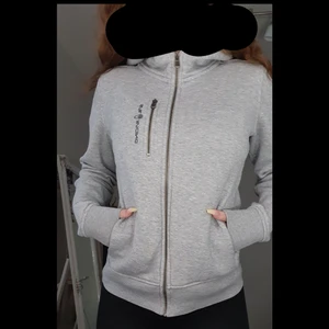 Äkta Sailracing tröja  - Äkta tjocktröja från sailracing använd max 5 gånger fick den av min pappa förra året i present. Storlek S men passar Xs o M men kan blir lite tightare.inte mindre än 400