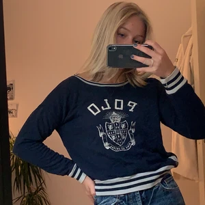 Sweetshirt Polo Ralph Lauren - Super snygg sweetshirt från Polo Ralph Lauren💙 köpt secondhand i Göteborg, begagnat skick! Den är i storlek L i barn, men sitter bra på mig som brukar ha XS/S!💙 säljer för 70kr + 66kr frakt, först till kvarn gäller, inga bud 😁😁 kolla också gärna in min profil, säljer massa billigt då jag vill bli av med allt!💙💙