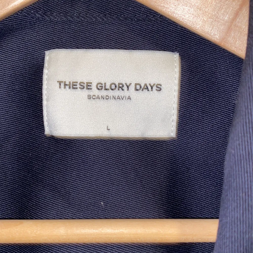 Inprincip oanvänd overshirt från ”These Glory Days” köpt för 1000kr på Volt inne på Pk huset stockholm. Skjortor.