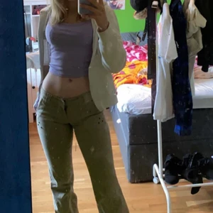 Lågmidjade byxor från Zara TRF - Skit snygga lågmidjade byxor💕, passar mig som är 170 i längden 🥰 går inte och köpa nån stans långre sparsamt använda 