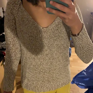 Stickad tröja från Gina - Super söt tröja i storlek S. Som ni ser på andra bilden är den lite längre där bak än r fram. Väldigt mysig nu till hösten.