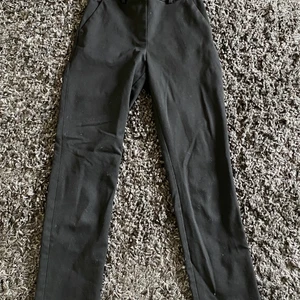 Kostymbyxor  - Jag säljer dessa kostymbyxor ifrån hm i storlek 34. Dom är lite korta i benen på mig som är 173. De är använda några gånger men i fint skick! Köparen står för frakten 💕