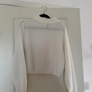 Stickad tröja - Säljer denna vita stickade tröja från hm i storlek M, den är ganska liten i storleken så skulle säga S/XS. Använd fåtal gånger, skönt material! Köparen står för frakten 