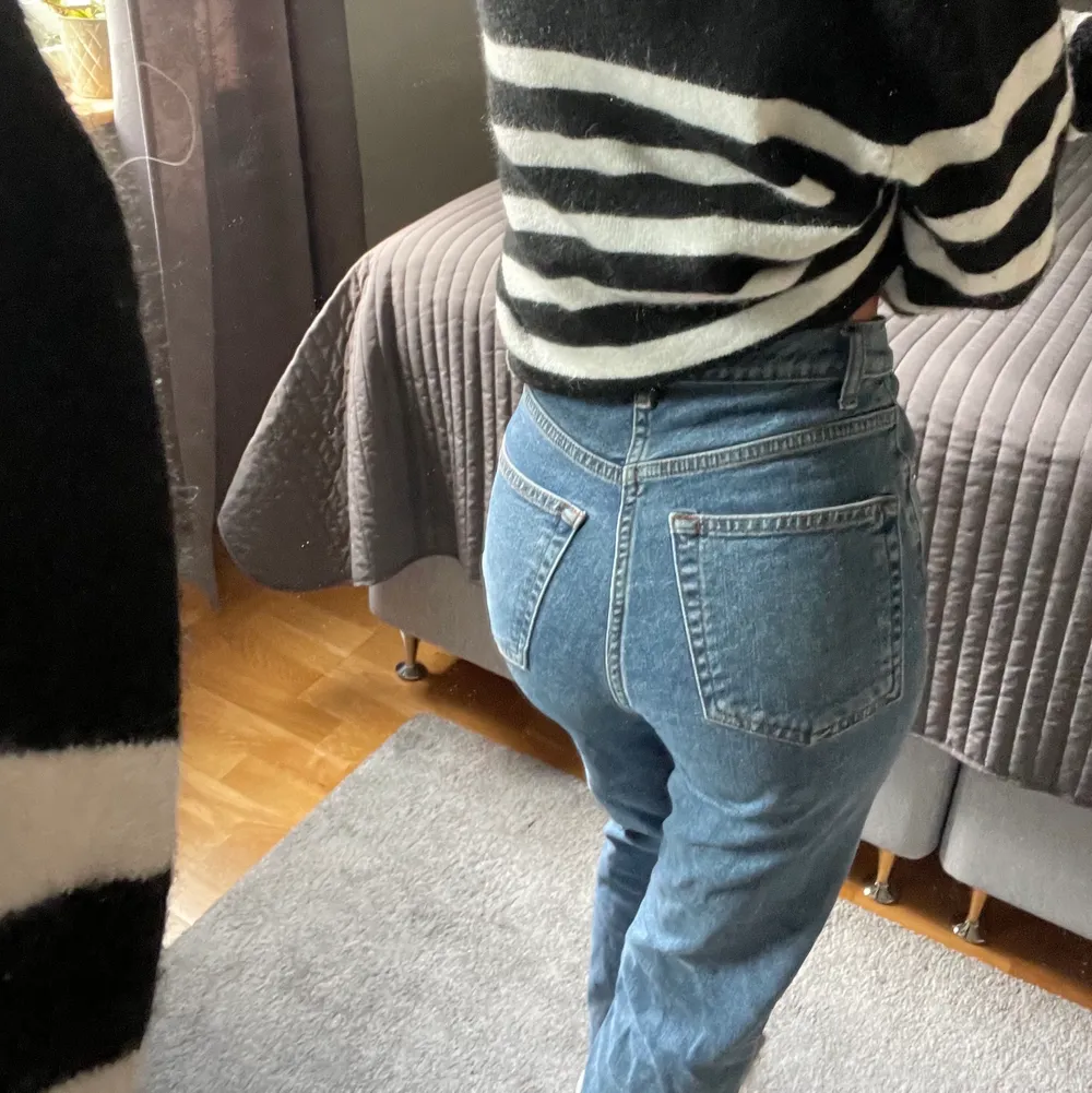 Jättesnygga jeans från NA-KD i storlek 32. Mycket bra skick, sällan använda. En blandning av mom-jeans och dad/boyfriend-jeans, supersnygga! Frakt tillkommer. . Jeans & Byxor.