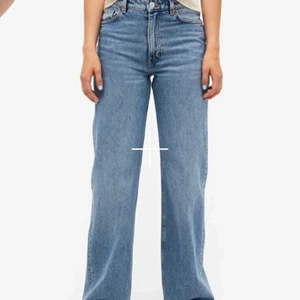 Monki jeans 💓 - Säljer mina absoluta favorit jeans som tyvärr har blivit för korta då jag är ganska lång. Jag är ca 170 cm. Jeansen är strl 34 men tror att de hade passat 36 också. Nypris 400kr men säljer för 100 kr 🥰🥰 Kom privat för fler bilder och frågor 💓💓