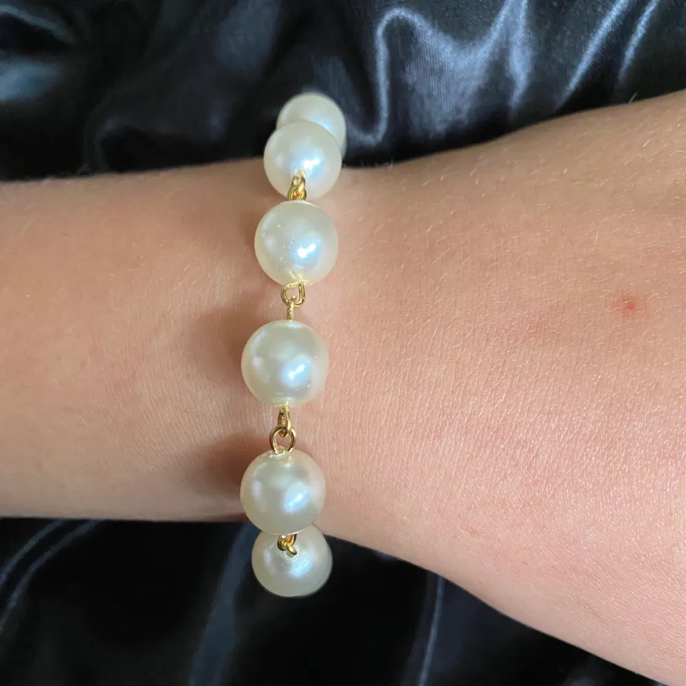 💜gold pearl bracelet  🌈25kr  🌈dm us if you are interested 💕  🌈pearls bought second hand❤️. Accessoarer.