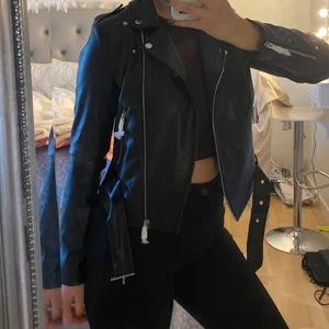 Skinnjacka oanvänd - Helt oanvänd och ny skinnjacka. Lappar och allt finns kvar på den. Storlek 36. Högsta bud 500kr