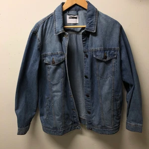 Noisy may jeansjacka  - Klassisk jeansjacka från noisy May, inga skavanker och nästan som ny🤍 frakt tillkommer och kan variera i pris💝