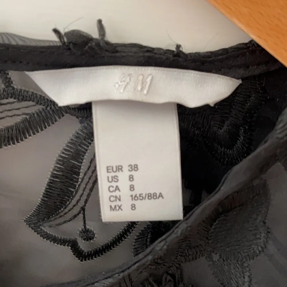 Ascool topp/blus från HM som jag älskat att ha tex. en snygg bralette eller BH under. Den är aningen liten för mig i axlarna så passar mig perfekt på nån som är aningen mindre (jag är vanligtvis en 38/40). . Yläosat.