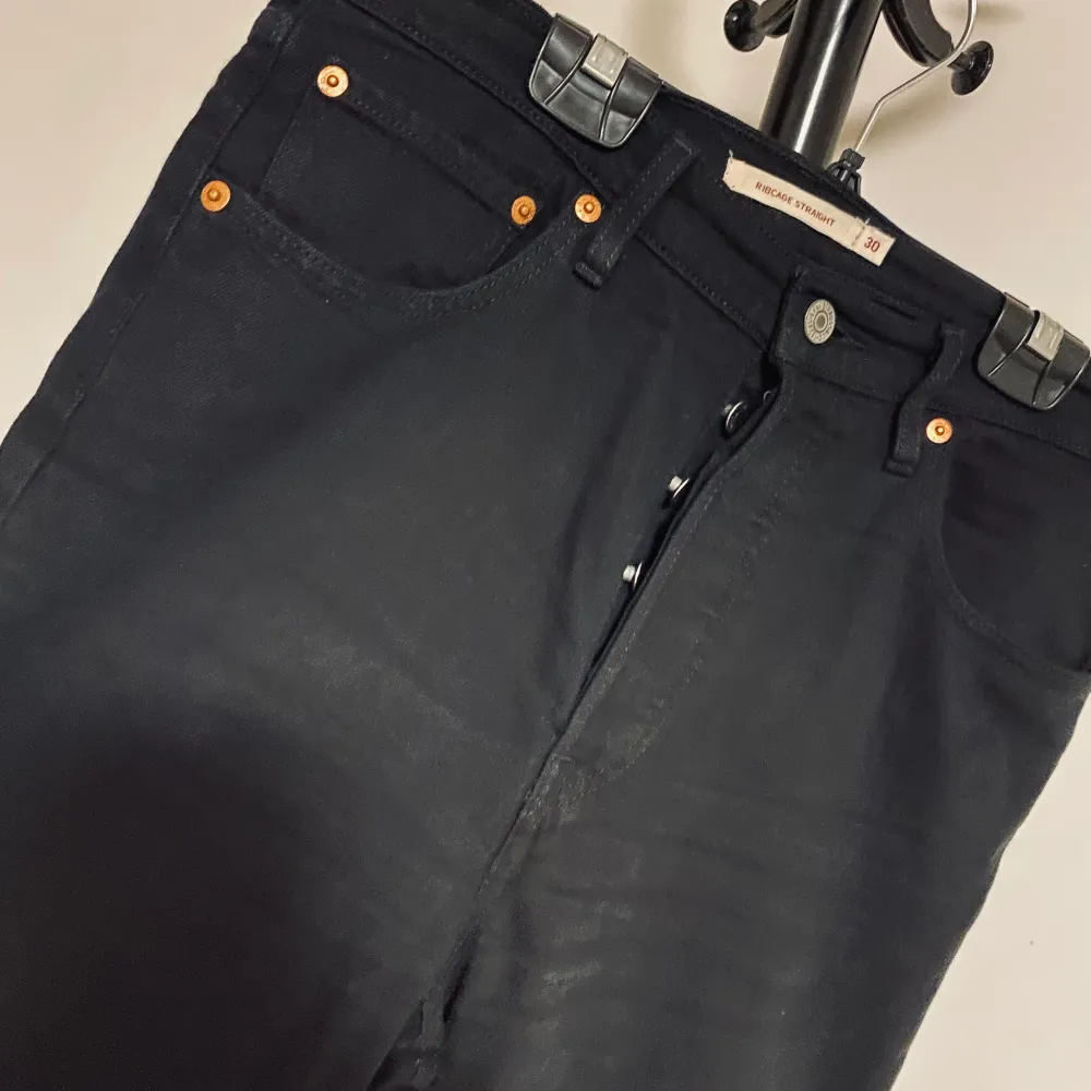 Superfina Levi’s jeans, modell “70s high slim straight trainwr”. Använt dem Max 3 gånger och därav säjer jag. Skriv vid frågor, även kan priset ändras vid snabb affär. . Jeans & Byxor.