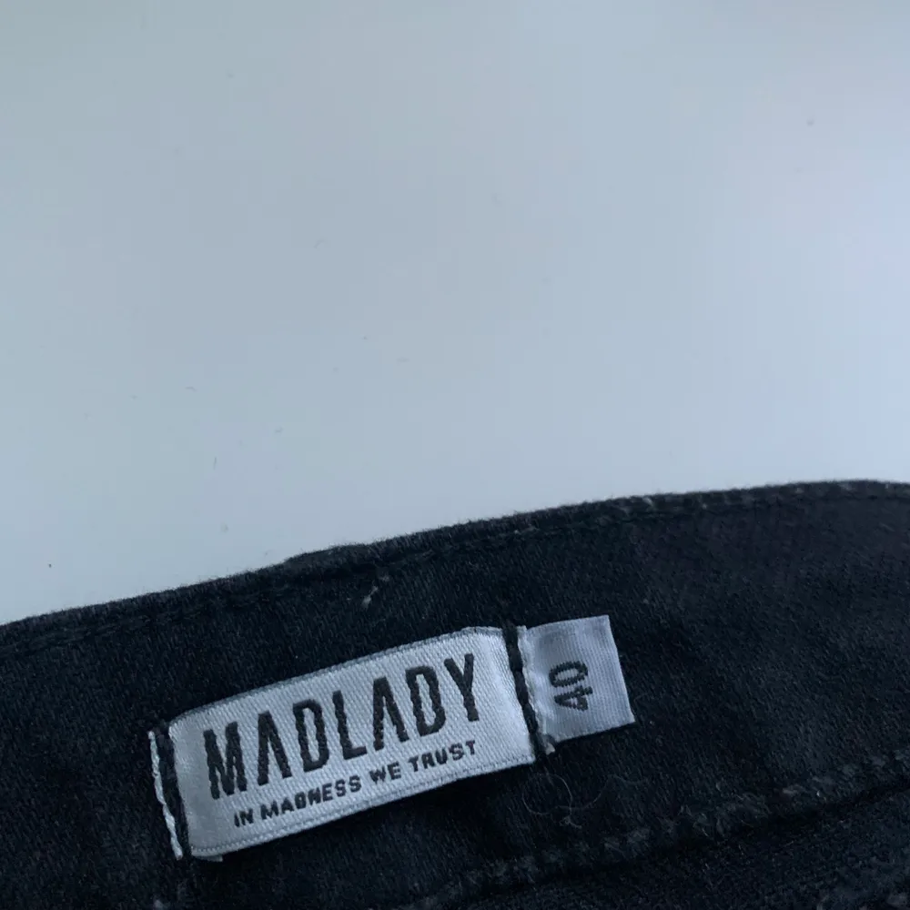 Iprincip nya jeans från Madlady. Använda 1-2 gånger. I strl 40 och längden 30. 549kr nypris, säljes för 200+frakt.. Jeans & Byxor.