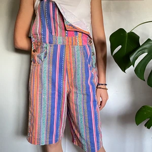 mönstrade hängselbyxor - Coola 80-tals hängselbyxor i olika mönster och färger. De sitter lite oversized på mig som har storlek 34/36 i byxor. Bra skick och köpta secondhand, dock saknas en knapp på sidan men går enkelt att laga. Fråga efter fler bilder eller frågor! 