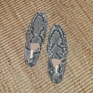 Loafers mönstrat  - Så snygga loafers i skinnimitation, storlek 40 (så förstora för mig tyvärr) oanvända, endast 1-2 gånger inomhus vid test🌼🌼