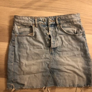 Jeanskjol - Jeanskjol säljes pga att den inte används. Inte så kort som den ser ut