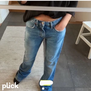 Zara jeans - Säljer vidare ett par fina låånga mid rise zara jeans som tyvärr inte passade mig🤍🤍budgivning om fler är intresserade! Tveka inte att skriva om du är intresserad💋köpare står för frakt på 66kr, spårbart!