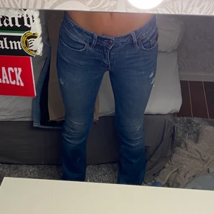 Lågmidjade utsvängda jeans - Trendiga lågmidjade sköna utsvängda jeans. Inget fel på dom. Inte steka, de är sköna.