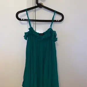En mörkgrön plisserad antingen klänning eller topp kan användas som båda, inga returer🙂