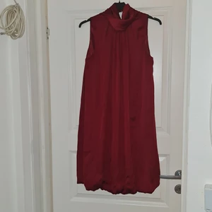 Klänning  - Klänning från zara, tyvärr finns det två revor i klänningen se bild 2. Skedde av min ring. . Eftersom klänningen är väckad så syns det inte så mycke när den väl är på. . 