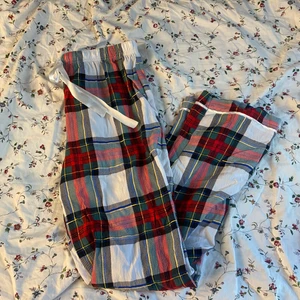 Pyjamas byxor - Fina och sköna pyjamasbyxor med sidendetaljer! Använda runt 3 gånger. Jag är 162 och de är lite långa på mig!❤️