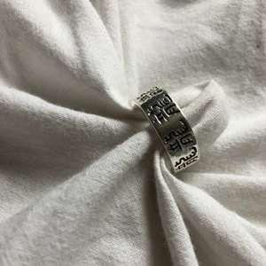 Ring med kinesiska tecken - As ball ring som tyvärr var för stor för mig 😭😭 kinesiska tecken runt hela ringen, 60mm i inneromkrets💗 kan mötas upp i Jönköping annars är det du som betalat frakten 😚😚