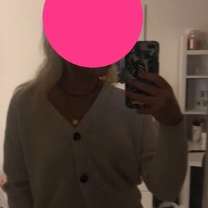 vit kofta med knappar - jättefin tröja, passar till nästan allt ❤️ strl L men passar från xs-m
