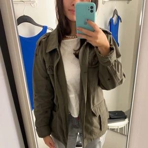 grön trendig höst jacka med stjärnor  -  Köpt på ellos för 500 kr i början av sommaren och är helt slutsåld då det fanns begränsat antal av dem! Vid frågor skriv privat! köpare står för frakt 💘 ps går även att justera hur du vill ha den runt midjan! BUDGIVNING SKER PRIVAT