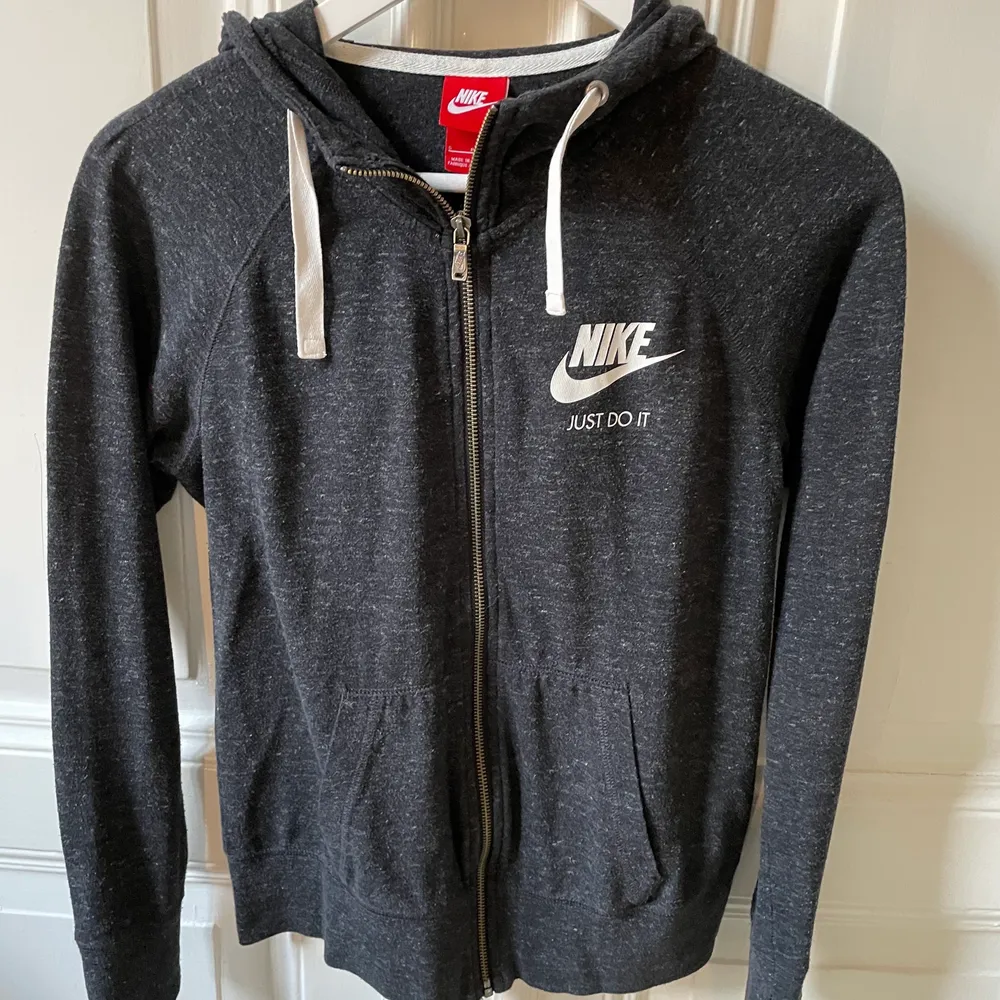 Grå zip-up hoodie från Nike i stl S. Hoodies.