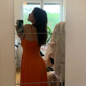Orange klänning - Köpte det på vintage affär för nått år sen och använt kanske 4 ggr sen dess. Super fin men nt riktigt min stil. Frakt ingår ej! Står ej storlek men skulle gissa på en S. Går till knäna på mig som är ca 170. 