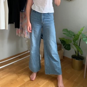 Blåa jens från weekday - Knappt använda och är rätt högmidjade 