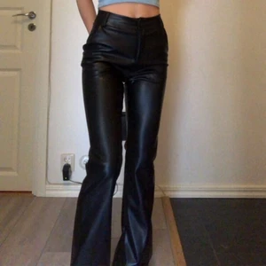 Bootcut byxor i läder  - Säljer nu dessa populära byxorna från madlady då jag aldrig använt de. Byxorna är alltså i nyskick. De är i storlek XS, väldigt stretchiga, och lite långa på mig som är 160 cm. Säljer för 300kr+frakt. 