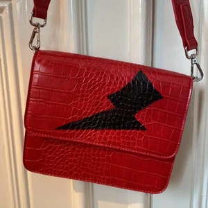 Röd axelväska  - Snygg röd axelväska med blixt jag målat själv, jag kan mötas upp i Eskilstuna annars står köparen för frakten❤️🌟