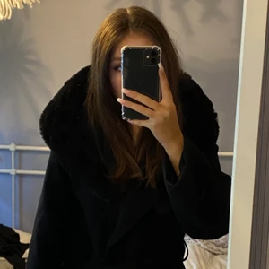 Svart pälskappa - Ej äkta päls! Liknar jackan från finessewear men absolut inte lika dyr💕 Skicka meddelande för bättre bilder. Ord pris 700, köpt i vintras