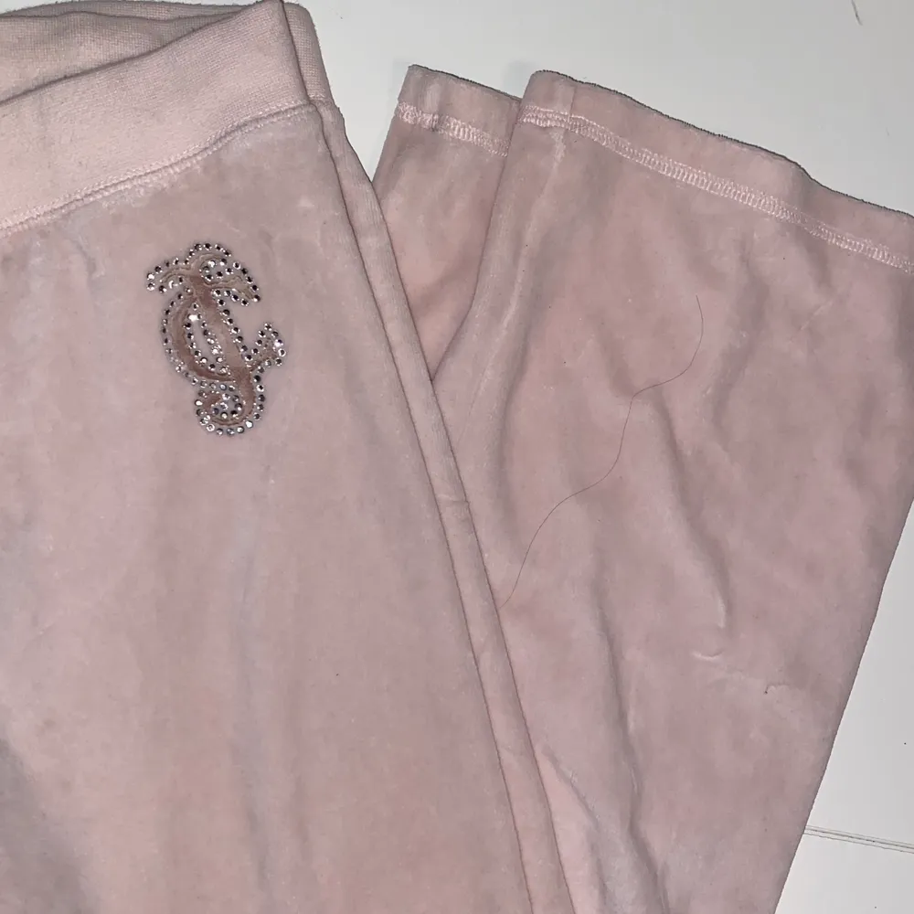 juicy couture lågmidjade smutsrosa velourbyxor. lite slitna därav det billiga priset. står storlek XL men passar M och mindre. 90kr+frakt❤️‍🩹❤️‍🩹 dm för mer frågor eller bilder!!<3. Jeans & Byxor.