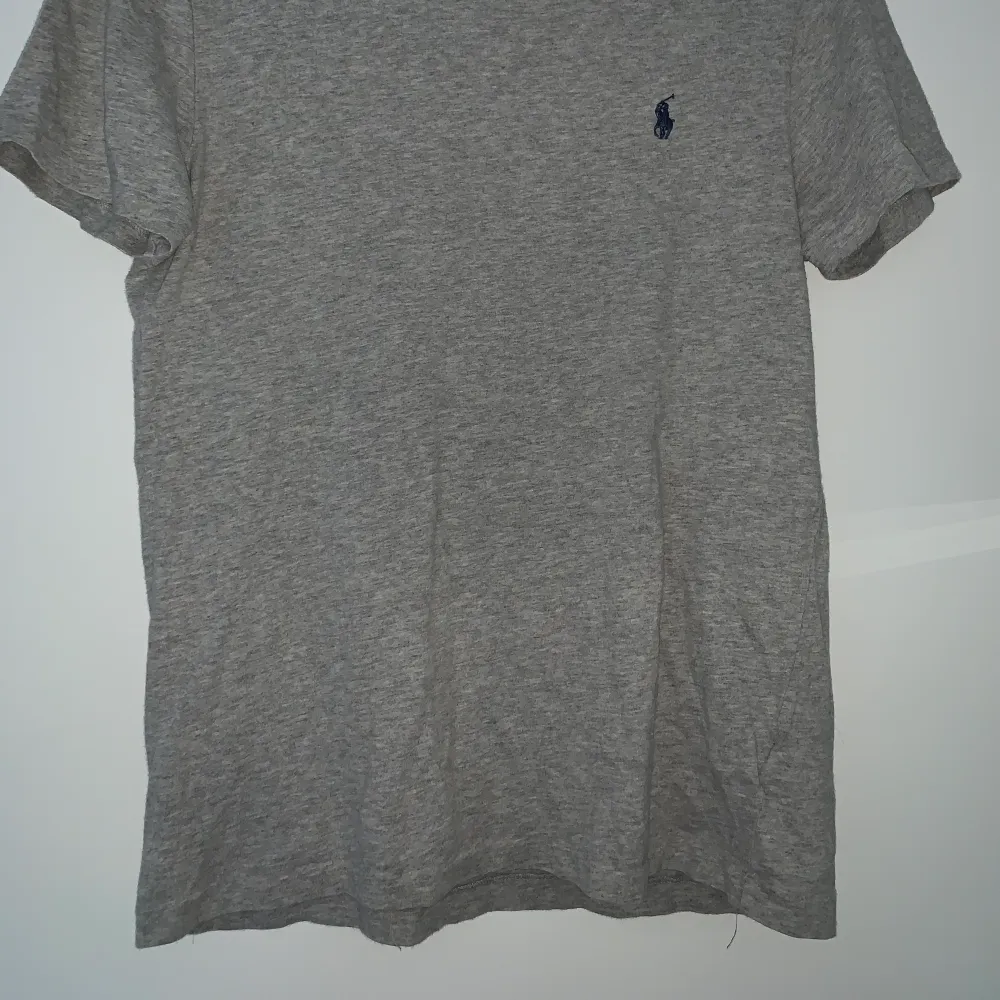 Säljer denna snygga Ralph Lauren t-shirten för 100kr i storlek S 🤍. T-shirts.